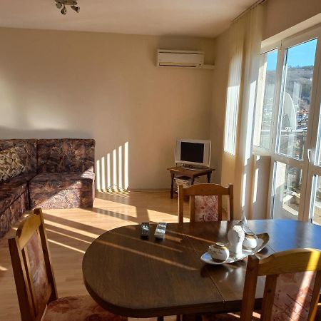 Apartment "Sunny Dream" Балчик Екстериор снимка